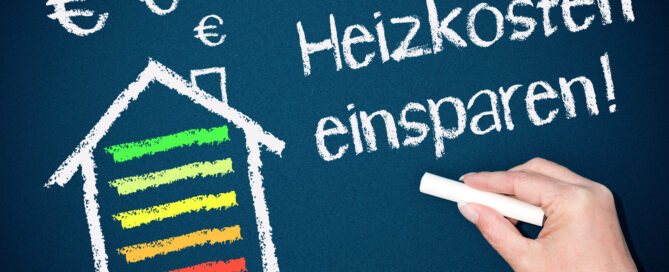 Ein aus Kreide gemaltes Haus symbolisiert emmissionsfreiheit und fordert mit einem Spruch zum Energie sparen auf.