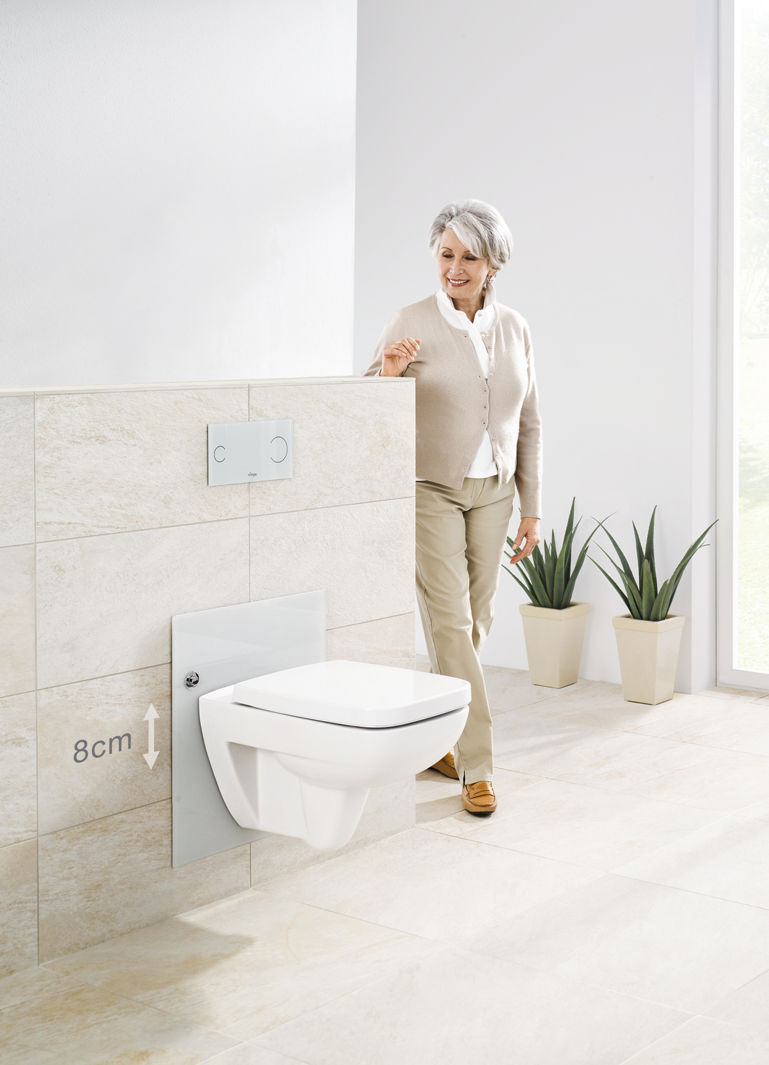 Barrierefreie Bäder sind Komfort ohne Hindernisse. Eine Frau schaut sich eine Toilette an.