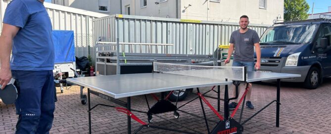 Ein Tischtennisduell zwischen Chef und Mitarbeiter.