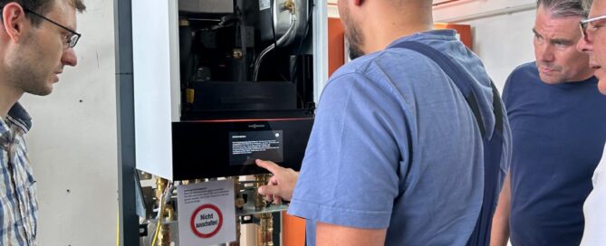 Das Team der Firma Günther bei der Fortbildung von Viessmann rund um Wärmepumpentechnik.