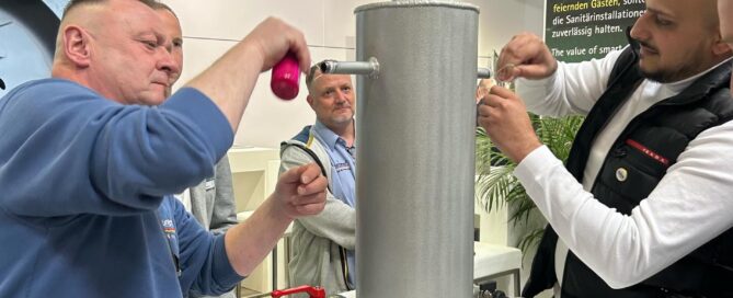 Mitarbeiter der Firma Günther ebstaunen auf der Messe neue Produktlösungen.