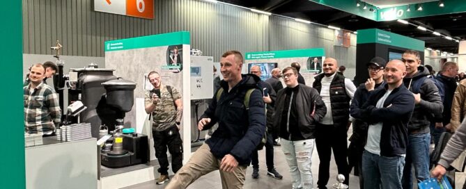 Ein Mitarebieter der Firma Günther probiert sich am Torwandschießen auf der Messe.