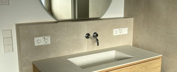 Ein Waschtisch mit Spiegel.