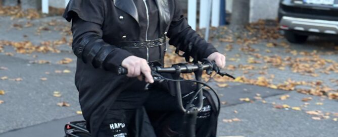 Ein mit Totenkopf verkleideter Mitarbeiter der Firma Günther aus Mannheim fährt mit dem Lastenrad an Halloween.