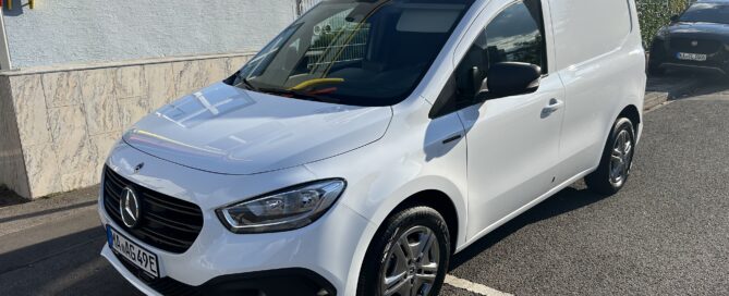 Ein weißer E-Transporter steht vor dem betriebsgebäude der Firma Günther in Mannheim.