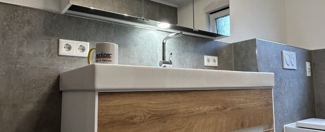 Ein neuer moderner Waschtisch mit Spiegel.