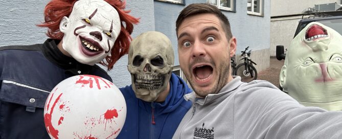 Andreas Günther zieht mit seinen Mitarbeitern, die als Horror-Clowns verkleidet sind Grimassen.
