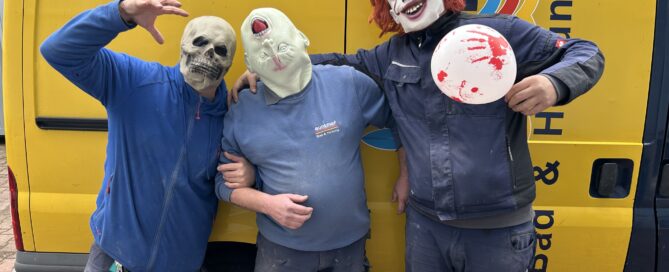 Drei Mitarbeiter der Firma Günther haben sich als Horror-Clowns an Halloween verkleidet.