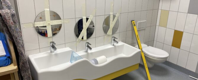 Sanitäre Anlage in einem Kindergarten in der Fertigstellung