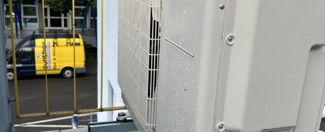 Eine Klimaanlage von Mitsubishi Electric steht auf einem Balkon.