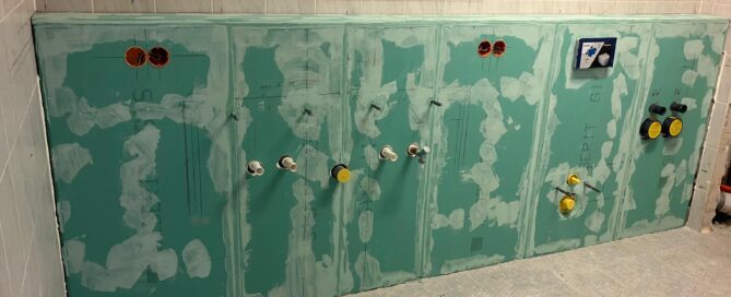 Die Rohinstallation einer sanitären Anlage.