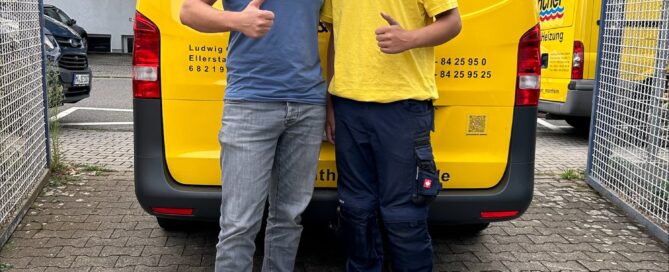 Chef Andreas Günther begrüßt zum Ausbildungsstart seinen neuen Azubi Deniz.